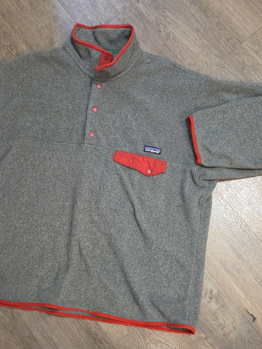 Patagonia • Synchilla Snap-T Lightweight Fleece Pullover (Grey with Red Trim) - Picture 9 of 10